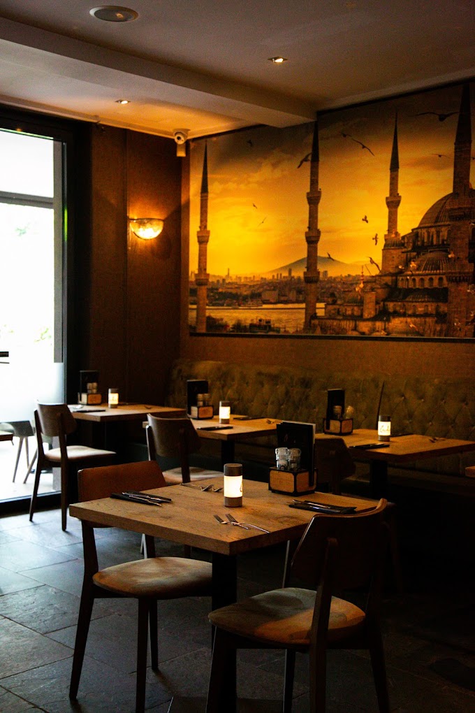 De eetzaal van Lades met een muurschildering van Istanbul